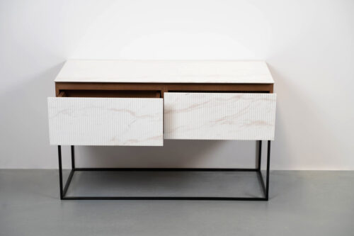 Almacenaje cajones de mármol acanalado, madera y metal. Mueble de diseño moderno. Lujo.