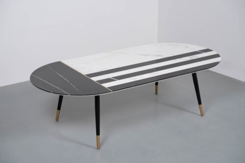 Mesa de centro con mosaico de mármol blanco y negro con dorados.